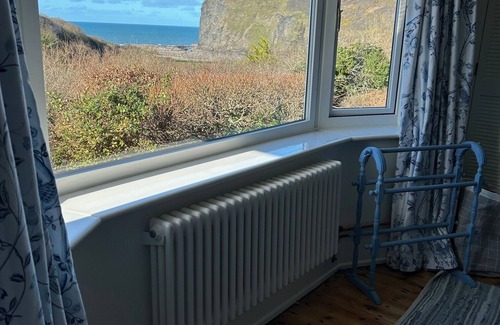 Crackington Haven House | Seaside Retreat, bungalow with sea views, 5 min walk sandy, surfing beach.