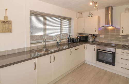 Morfa Bychan Cottage | SEASIDE RETREAT, family friendly, with a garden in Porthmadog