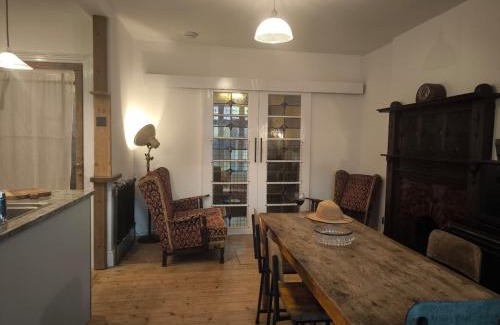 Aberystwyth Apartment | Seaside Retreat Guest Suite - Encil ger y môr