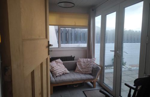 Aberystwyth Apartment | Seaside Retreat Guest Suite - Encil ger y môr
