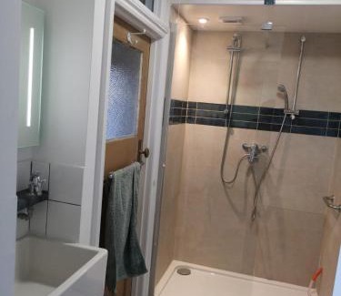 Aberystwyth Apartment | Seaside Retreat Guest Suite - Encil ger y môr