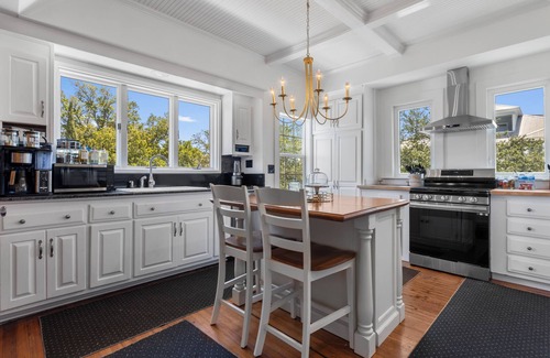Pass Christian Condo | Seaside Retreat-Spacious 5 bedroom 3.5 bath condo near beach, dining & shopping