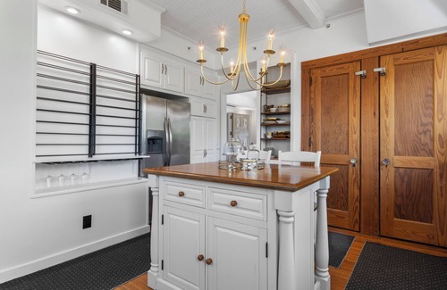 Pass Christian Condo | Seaside Retreat-Spacious 5 bedroom 3.5 bath condo near beach, dining & shopping