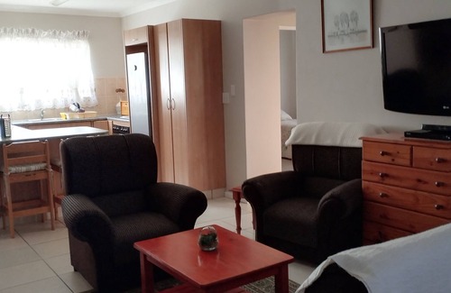 Klein Brak River Apartment | Seaside self-catering holiday accommodation with garden/braai (BBQ) facility.