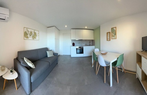 Frejus Port Apartment | Seaside studio with harbor view (renovated 06/2024) with air conditioning & parking