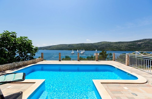 Poljica Villa | Seaside Villa, surrounded by pine forest with 34 m2 large heated swimming-pool.