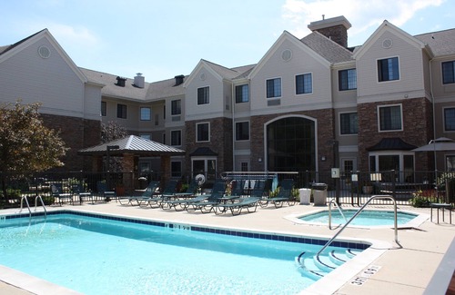 East Paris Condo | Seasonal Outdoor Pool + Hot Tub + Free Breakfast | Suite Near Airport!