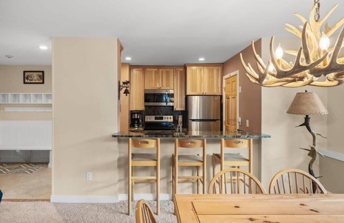 West Dover Condo | Seasons Lodge | Trailside Condo w/Fireplace!