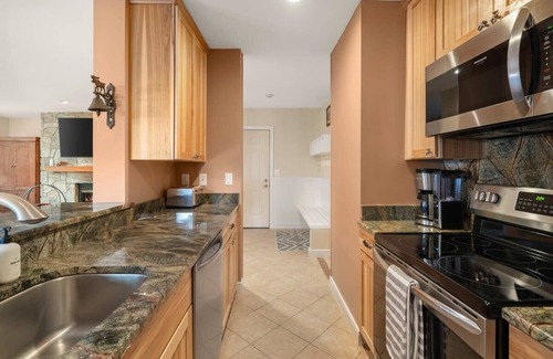 West Dover Condo | Seasons Lodge | Trailside Condo w/Fireplace!
