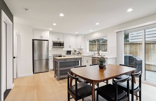 Southeast Magnolia House | Seattle Retreat, 3 bedroom 2.5 bathroom, Family Friendly near Magnolia Village.