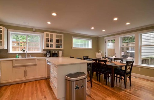 Stevens House | Seattle Vacation Home: The Gallery