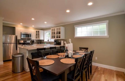 Stevens House | Seattle Vacation Home: The Gallery