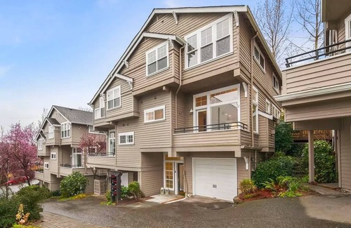 Stevens House | Seattle Vacation Home: The Gallery