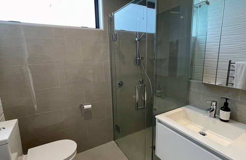 Leigh Cottage | Seaview Bach - 5 mins drive from Goat Island!