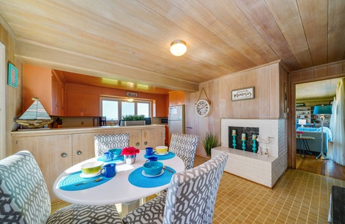 Seaside House | SeaView:}Hot-Tub~StepsToBeach~Ocean/Mt/Golf Views!~Bikes~DogsOK~Cornhole-Patio~