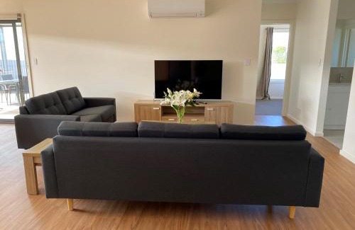 Kingscote House | Seaview on Terry Court