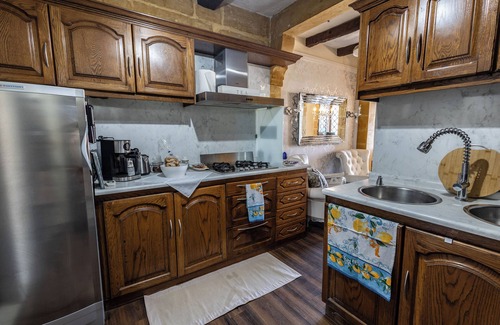 Birgu House | Seaview Retreat: King Suite, Well-equipped & Cleanhome, Stunning Coastal Charm!