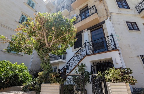 Birgu House | Seaview Retreat: King Suite, Well-equipped & Cleanhome, Stunning Coastal Charm!
