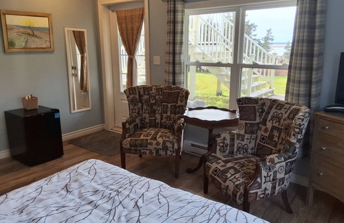 Larry's River Hotel | Seawind Landing Country Inn