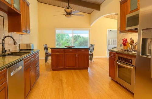 Bay Park House | Seaworld Fireworks View Hot tub Fast Wifi 3BR/2BA 4 Bds + 2 SofaBds