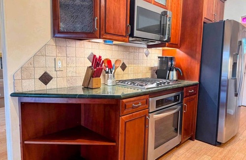 Bay Park House | Seaworld Fireworks View Hot tub Fast Wifi 3BR/2BA 4 Bds + 2 SofaBds
