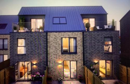 Glasgow House | SEC HYDRO Executive Triplex Townhouse, Glasgow City Central, 3 Bedrooms/3 Bathrooms, 1 Living room/kitchen, 3 Floors, Master Bed's TERRACE, Main door, Garden, (Gym/Sauna/Steam/Indoor Swimming Pool Access), Parking - By CALA Homes