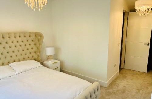 Glasgow House | SEC HYDRO Executive Triplex Townhouse, Glasgow City Central, 3 Bedrooms/3 Bathrooms, 1 Living room/kitchen, 3 Floors, Master Bed's TERRACE, Main door, Garden, (Gym/Sauna/Steam/Indoor Swimming Pool Access), Parking - By CALA Homes