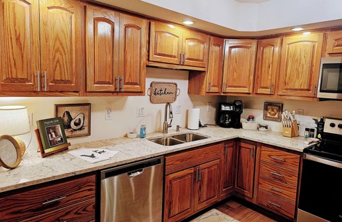 Akin Cabin | Secluded 3 Bedroom 10 Star Cabin less than 5 mins from Marion & Herrin's hub!