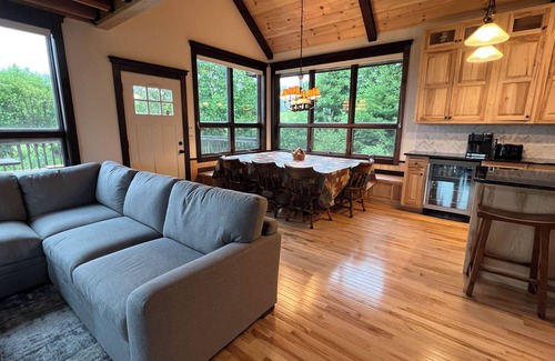 Wentworth House | Secluded 4BR house on 200 acres, stunning mountain and valley views, WiFi & AC