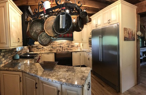 Wellington House | SECLUDED 50 acres/2 LAKES/LOG CABIN/SLEEPS 20/POOL/RED RIVER GORGE/CAVE RUN LAKE