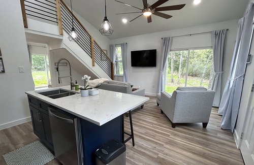 Rockdale Cabin | Secluded and Stylish Cabin on 30 Acres!