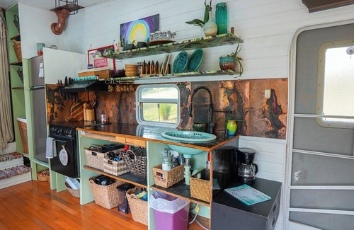 Valley Station House | Secluded Artsy Tiny Home w. Outdoor Shower
