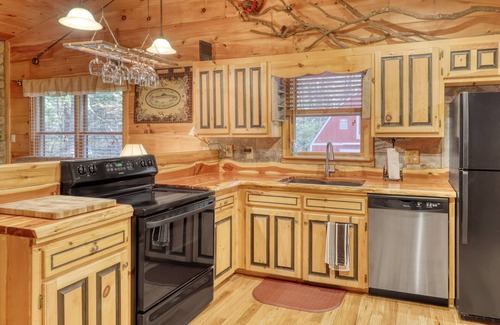 Cashes Valley Cabin | Secluded Cabin with Private Hot Tub, WiFi, Gas Fireplace, Central AC, and W/D