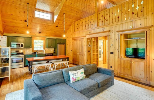 Tannersville Cabin | Secluded Elka Park Cabin: Hot Tub & Fire Pit!