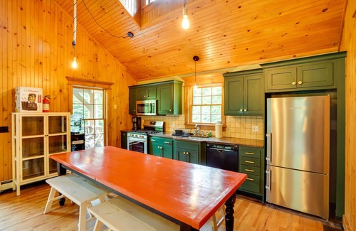 Tannersville Cabin | Secluded Elka Park Cabin: Hot Tub & Fire Pit!