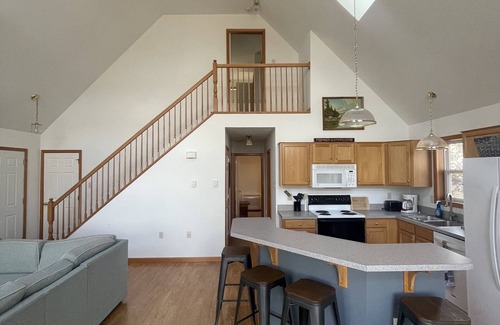 Hesston Cabin | Secluded + Fire Pit + Game Room. Less than 1 mile to 7 Points