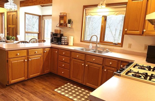 Paradise House | Secluded Getaway - Entire House; free parking; fully furnished kitchen