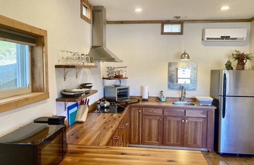 Jones Mills Cottage | Secluded getaway on Lake Catherine, minutes from town - birds, fishing, & kayaks