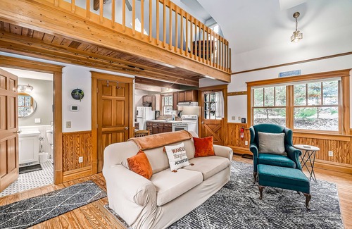 Arcadia House | Secluded home w/private grill, gas fireplace, full kitchen, and free WiFi