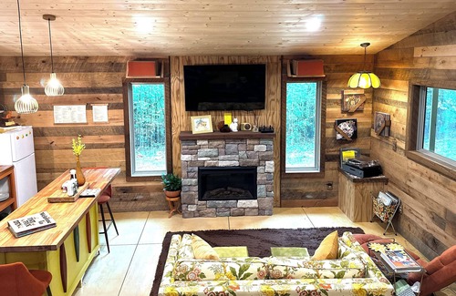 Shook Cabin | Secluded in the woods, couple’s romantic cabin & hot tub, brkfast foods provided