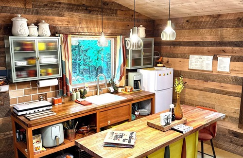 Shook Cabin | Secluded in the woods, couple’s romantic cabin & hot tub, brkfast foods provided
