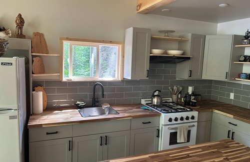 Thorne House | Secluded Lakefront Off-Grid Cottage - A perfect Getaway for the family. n