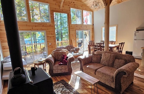 Thorne House | Secluded Lakefront Off-Grid Cottage - A perfect Getaway for the family. n