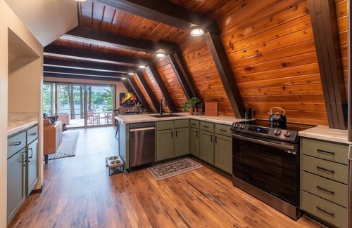 Indian River Cabin | Secluded LakeFront A-frame w/Hot Tub- Veaux Pines