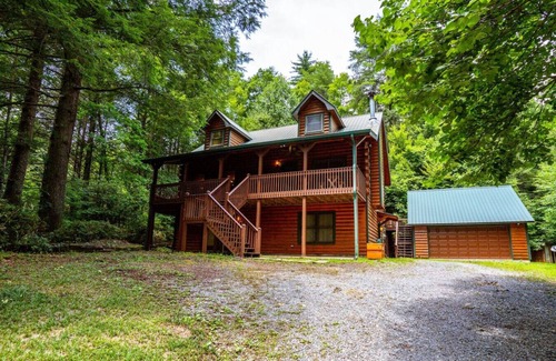 Ellijay Cabin | Secluded Log Cabin and Rushing Creek- Dogs Welcome