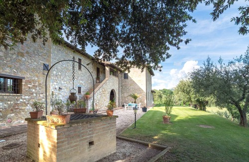 Ramazzano House | Secluded Mansion in Perugia with Hot Tub