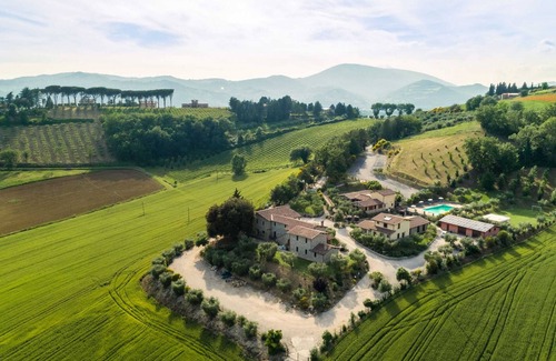 Ramazzano House | Secluded Mansion in Perugia with Hot Tub