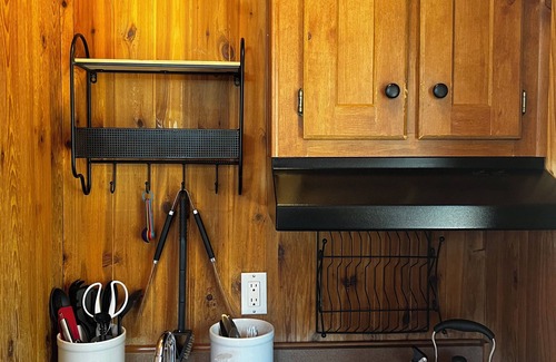 Three Rivers Cabin | Secluded Nature Escape, Pet Friendly with WiFi in Three Rivers