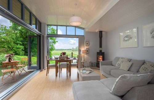 New Forest District House | Secluded, New Forest Riverside Lodge