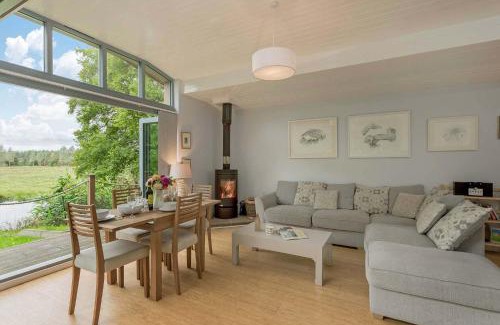 New Forest District House | Secluded, New Forest Riverside Lodge